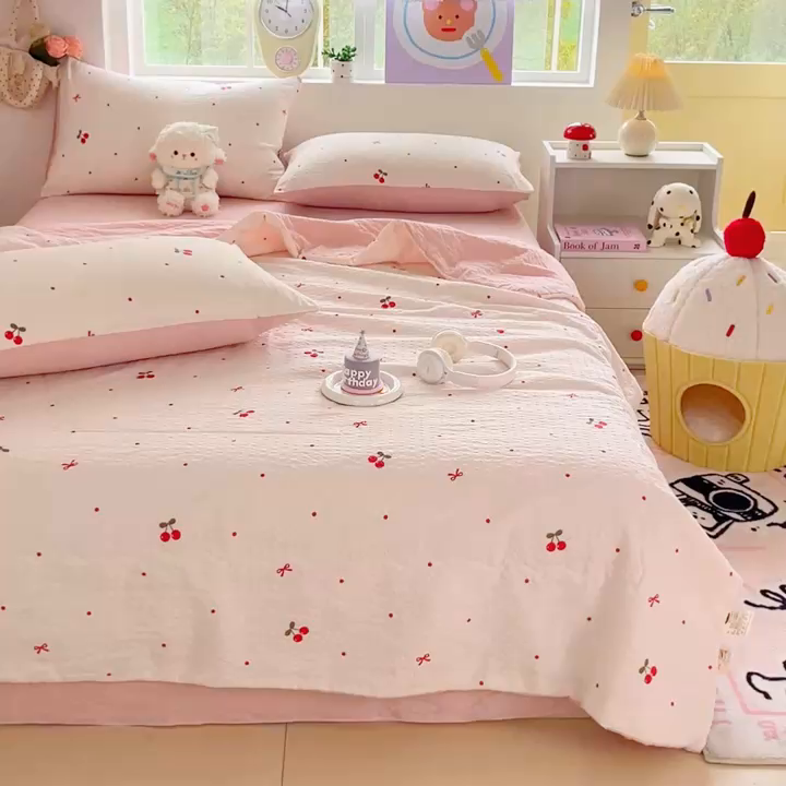 91家纺网 家纺一手货源 找家纺 利禾家纺 2026春夏新款泡芙纱简约夏被四件套夏凉被空调被 红樱桃-简约