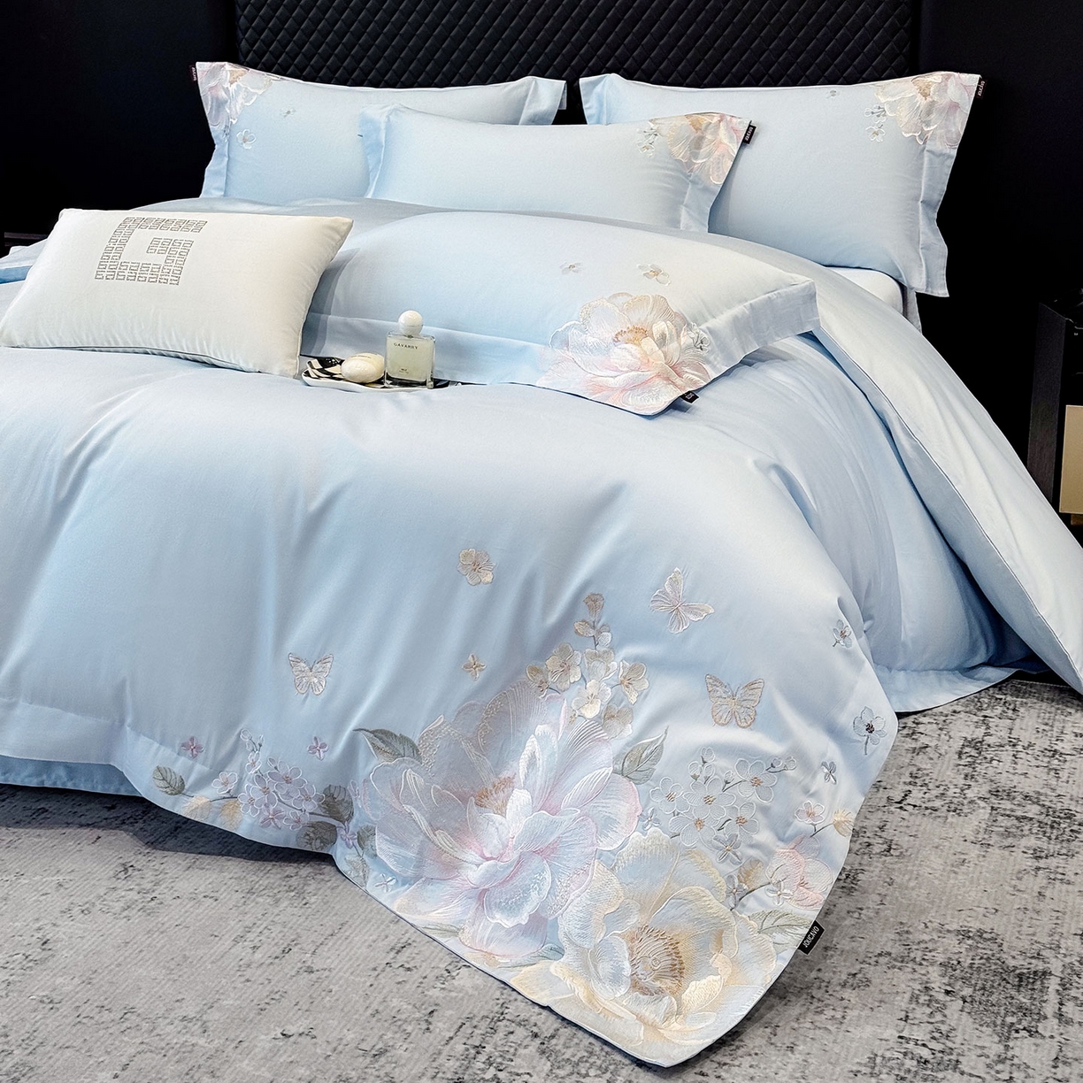 91家纺网 家纺一手货源 找家纺 2026新品高档轻奢风100支贡缎长绒棉纯棉四件套全棉重工刺绣被套床单床笠新品四季款床上用品 花影-慕蓝