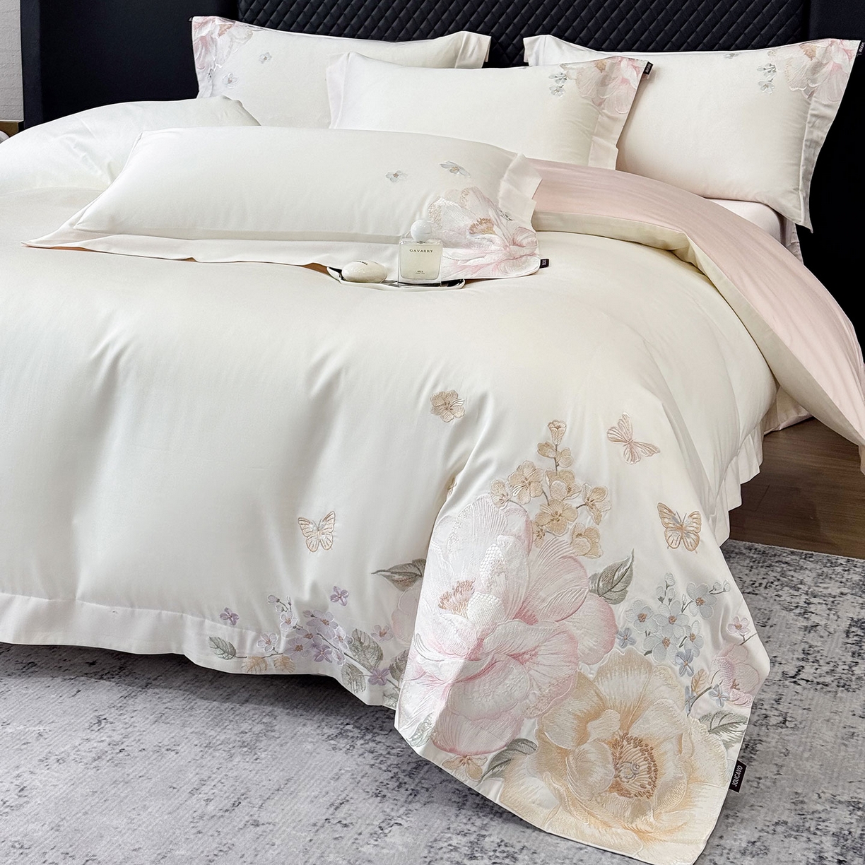 91家纺网 家纺一手货源 找家纺 2026新品高档轻奢风100支贡缎长绒棉纯棉四件套全棉重工刺绣被套床单床笠新品四季款床上用品 花影-白粉