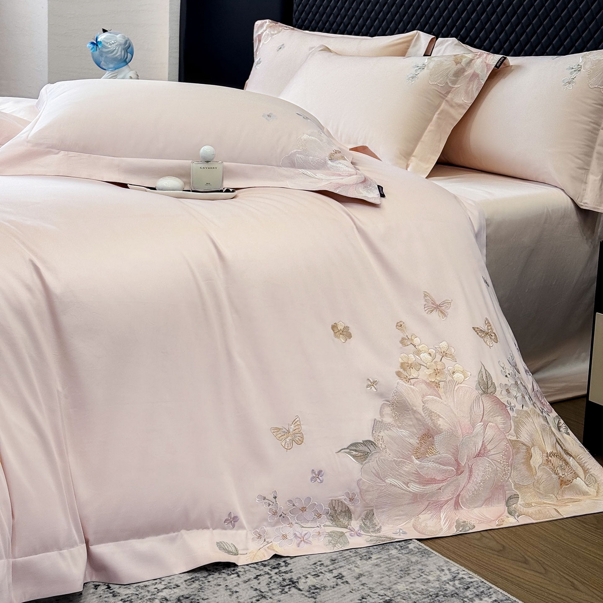 91家纺网 家纺一手货源 找家纺 2026新品高档轻奢风100支贡缎长绒棉纯棉四件套全棉重工刺绣被套床单床笠新品四季款床上用品 花影-颜粉