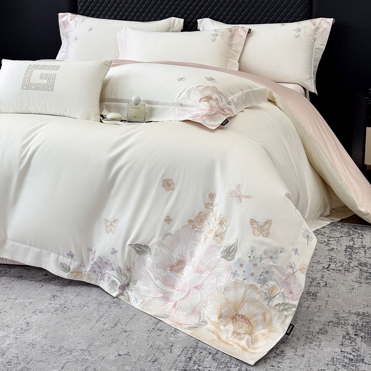 91家纺网 家纺一手货源 找家纺 2026新品高档轻奢风100支贡缎长绒棉纯棉四件套全棉重工刺绣被套床单床笠新品四季款床上用品 花影-白粉