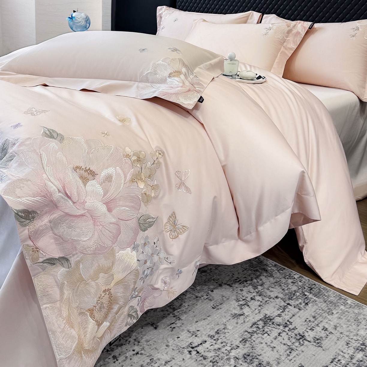 91家纺网 家纺一手货源 找家纺 2026新品高档轻奢风100支贡缎长绒棉纯棉四件套全棉重工刺绣被套床单床笠新品四季款床上用品 花影-颜粉