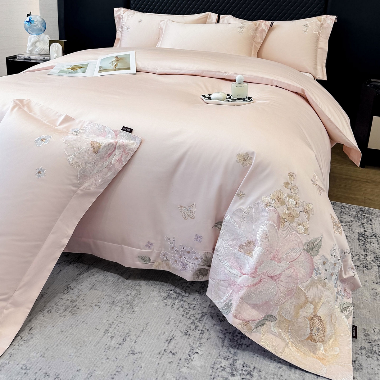 91家纺网 家纺一手货源 找家纺 2026新品高档轻奢风100支贡缎长绒棉纯棉四件套全棉重工刺绣被套床单床笠新品四季款床上用品 花影-颜粉