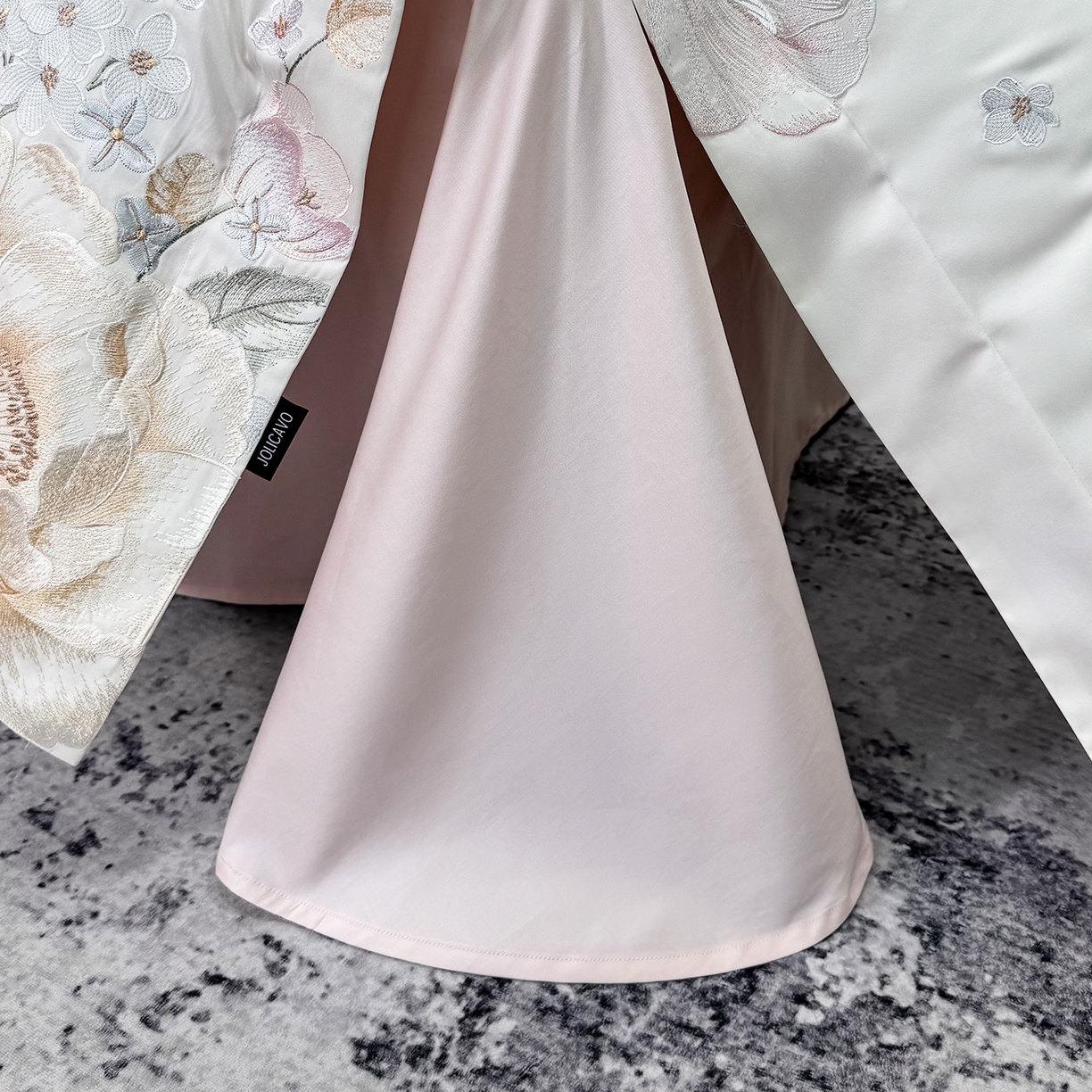 91家纺网 家纺一手货源 找家纺 2026新品高档轻奢风100支贡缎长绒棉纯棉四件套全棉重工刺绣被套床单床笠新品四季款床上用品 花影-白粉