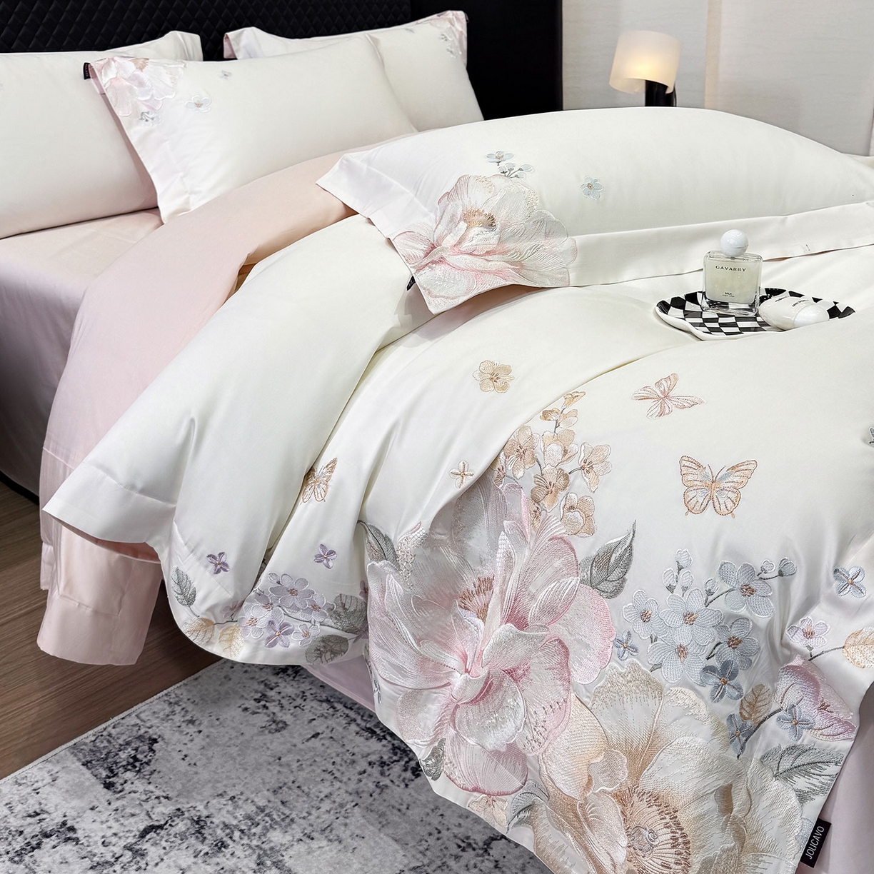 91家纺网 家纺一手货源 找家纺 2026新品高档轻奢风100支贡缎长绒棉纯棉四件套全棉重工刺绣被套床单床笠新品四季款床上用品 花影-白粉