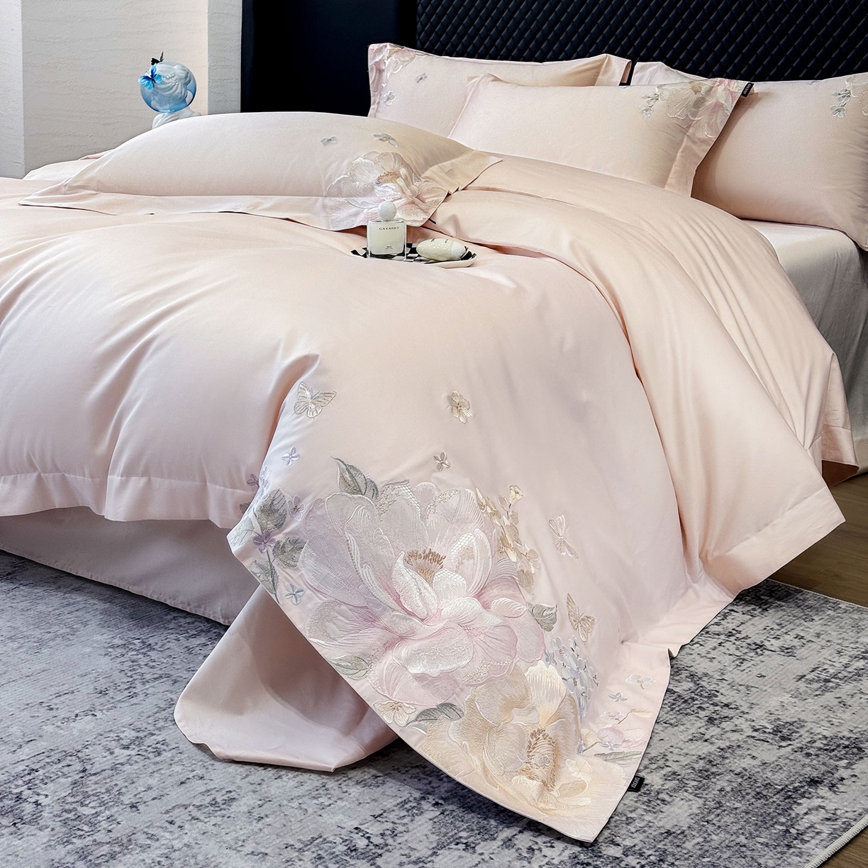 91家纺网 家纺一手货源 找家纺 2026新品高档轻奢风100支贡缎长绒棉纯棉四件套全棉重工刺绣被套床单床笠新品四季款床上用品 花影-颜粉