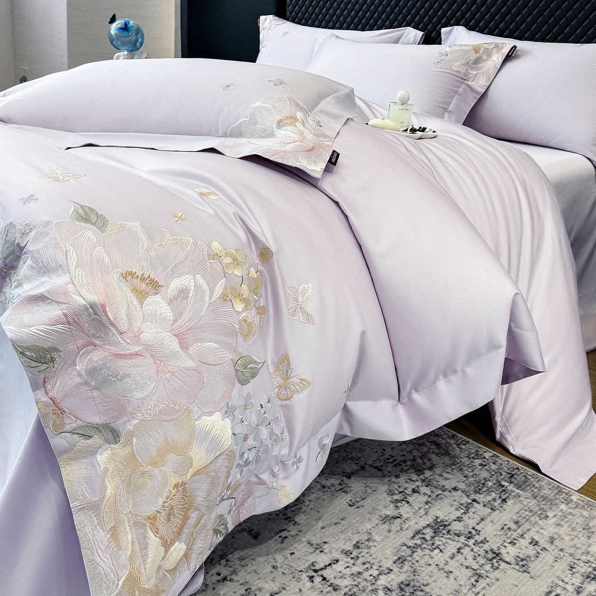 91家纺网 家纺一手货源 找家纺 2026新品高档轻奢风100支贡缎长绒棉纯棉四件套全棉重工刺绣被套床单床笠新品四季款床上用品 花影-黛紫