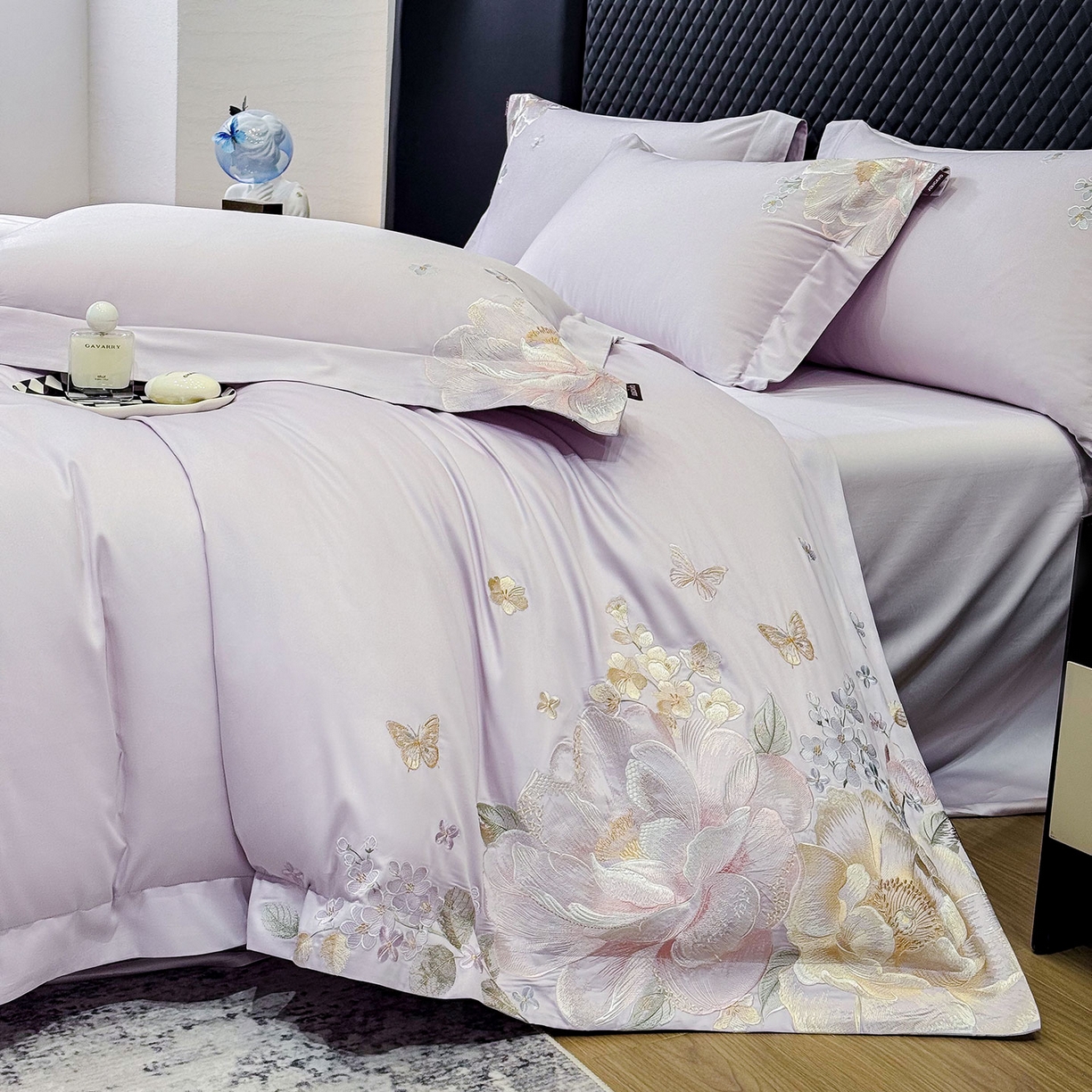 91家纺网 家纺一手货源 找家纺 2026新品高档轻奢风100支贡缎长绒棉纯棉四件套全棉重工刺绣被套床单床笠新品四季款床上用品 花影-黛紫