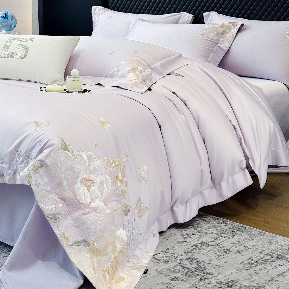 91家纺网 家纺一手货源 找家纺 2026新品高档轻奢风100支贡缎长绒棉纯棉四件套全棉重工刺绣被套床单床笠新品四季款床上用品 花影-黛紫