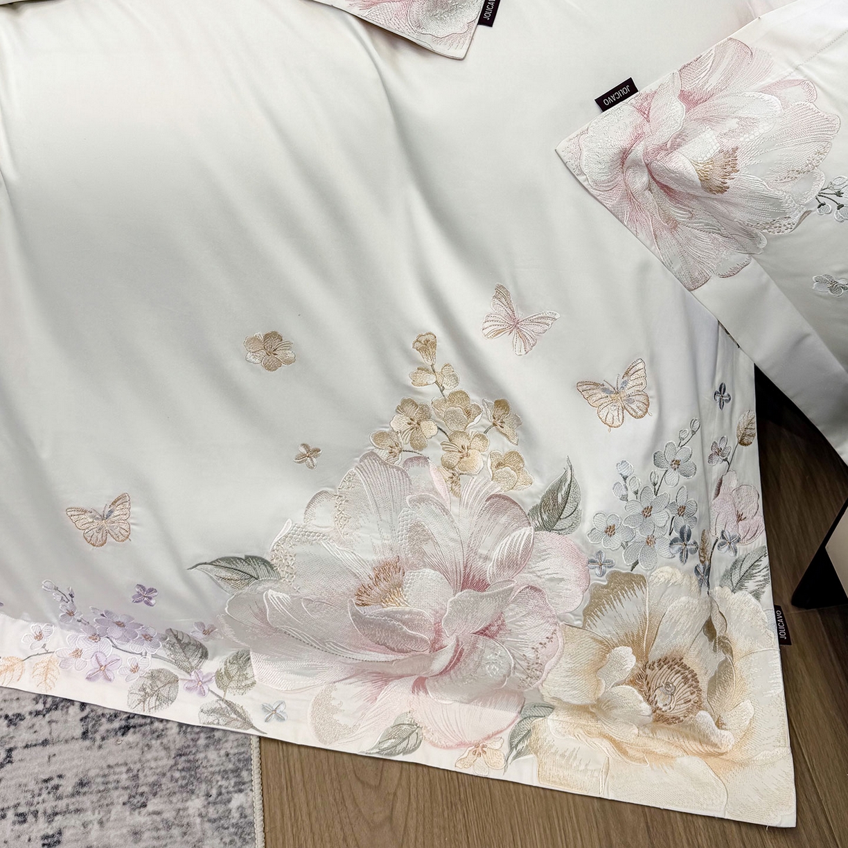 91家纺网 家纺一手货源 找家纺 2026新品高档轻奢风100支贡缎长绒棉纯棉四件套全棉重工刺绣被套床单床笠新品四季款床上用品 花影-白粉