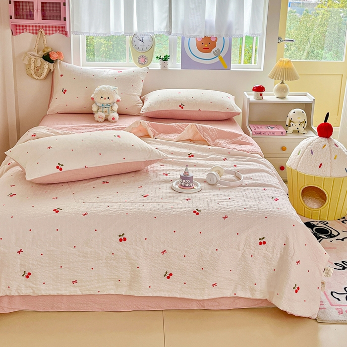 91家纺网 家纺一手货源 找家纺 利禾家纺 2026春夏新款泡芙纱简约夏被四件套夏凉被空调被 红樱桃-简约