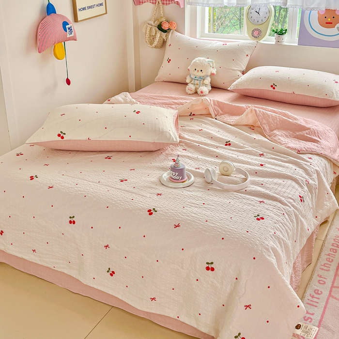 91家纺网 家纺一手货源 找家纺 利禾家纺 2026春夏新款泡芙纱简约夏被四件套夏凉被空调被 红樱桃-简约