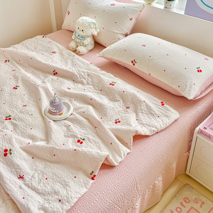 91家纺网 家纺一手货源 找家纺 利禾家纺 2026春夏新款泡芙纱简约夏被四件套夏凉被空调被 红樱桃-简约
