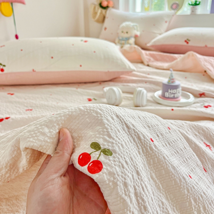 91家纺网 家纺一手货源 找家纺 利禾家纺 2026春夏新款泡芙纱简约夏被四件套夏凉被空调被 红樱桃-简约