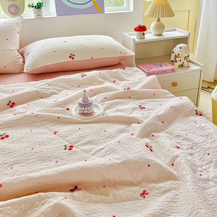 91家纺网 家纺一手货源 找家纺 利禾家纺 2026春夏新款泡芙纱简约夏被四件套夏凉被空调被 红樱桃-简约