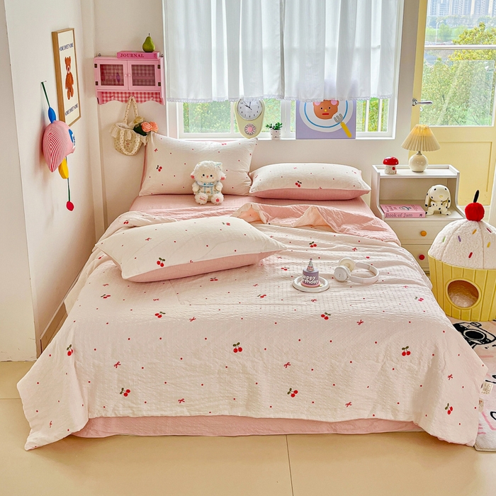 91家纺网 家纺一手货源 找家纺 利禾家纺 2026春夏新款泡芙纱简约夏被四件套夏凉被空调被 红樱桃-简约