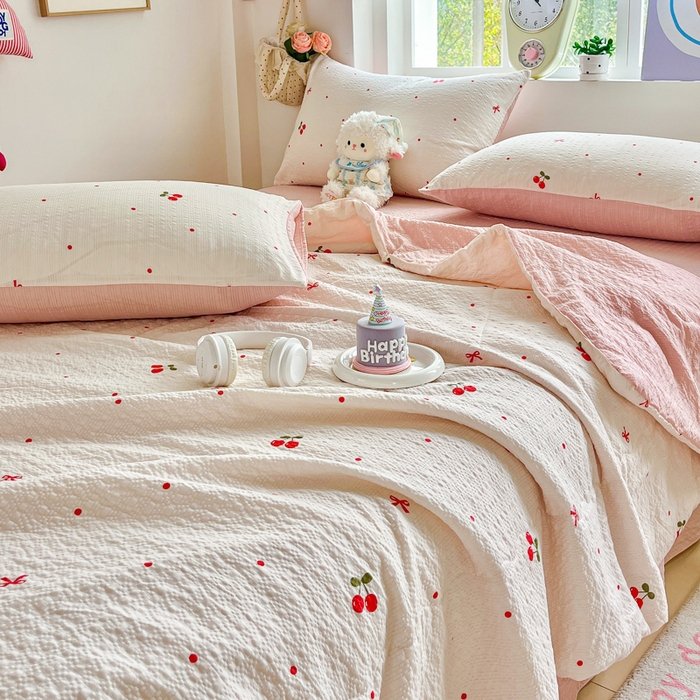 91家纺网 家纺一手货源 找家纺 利禾家纺 2026春夏新款泡芙纱简约夏被四件套夏凉被空调被 红樱桃-简约