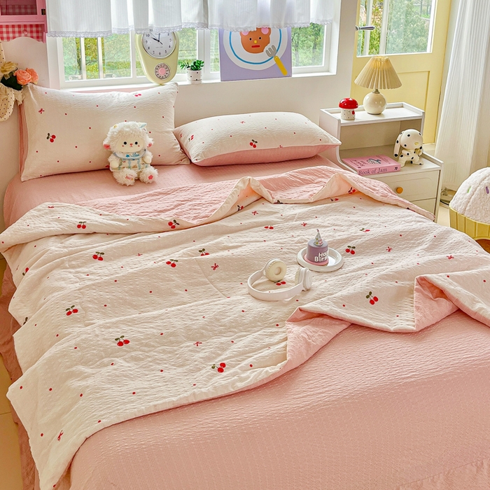 91家纺网 家纺一手货源 找家纺 利禾家纺 2026春夏新款泡芙纱简约夏被四件套夏凉被空调被 红樱桃-简约