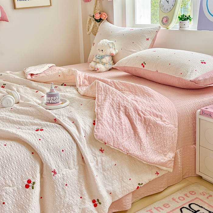 91家纺网 家纺一手货源 找家纺 利禾家纺 2026春夏新款泡芙纱简约夏被四件套夏凉被空调被 红樱桃-简约