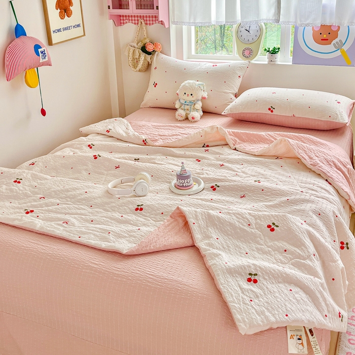 91家纺网 家纺一手货源 找家纺 利禾家纺 2026春夏新款泡芙纱简约夏被四件套夏凉被空调被 红樱桃-简约