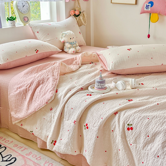 91家纺网 家纺一手货源 找家纺 利禾家纺 2026春夏新款泡芙纱简约夏被四件套夏凉被空调被 红樱桃-简约