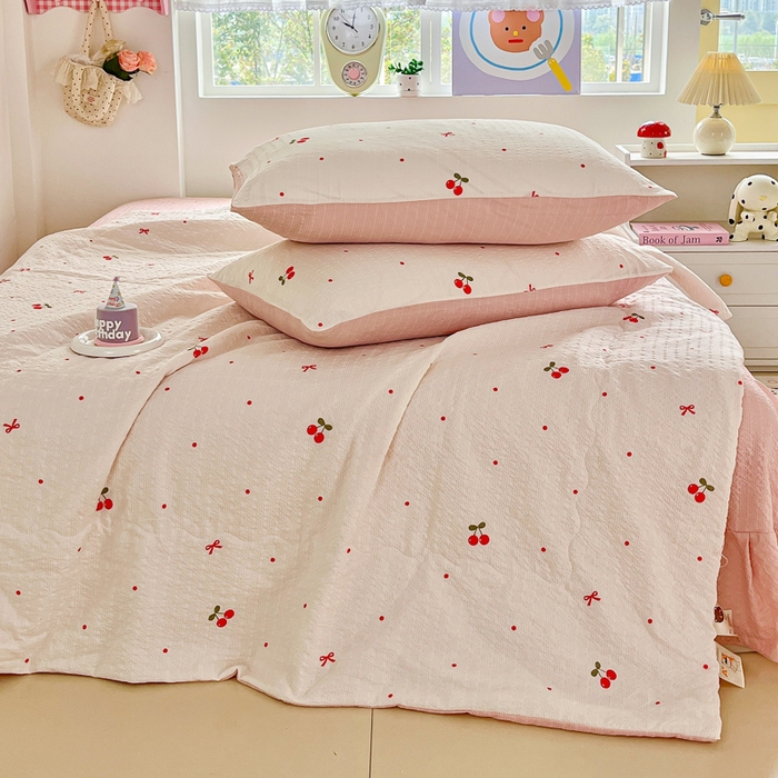 91家纺网 家纺一手货源 找家纺 利禾家纺 2026春夏新款泡芙纱简约夏被四件套夏凉被空调被 红樱桃-简约