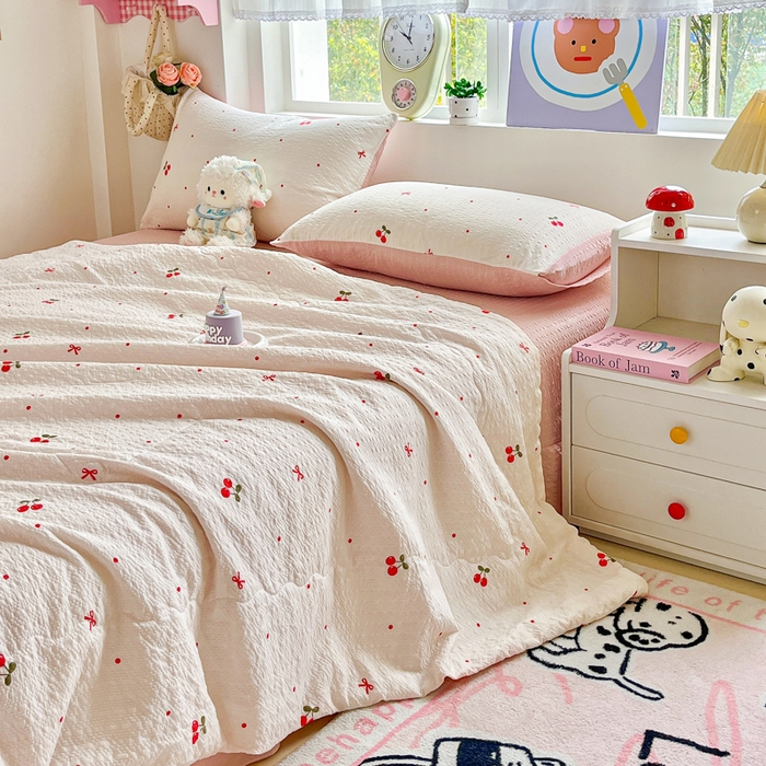91家纺网 家纺一手货源 找家纺 利禾家纺 2026春夏新款泡芙纱简约夏被四件套夏凉被空调被 红樱桃-简约
