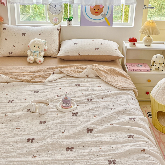 91家纺网 家纺一手货源 找家纺 利禾家纺 2026春夏新款泡芙纱简约夏被四件套夏凉被空调被 樱桃波点-简约