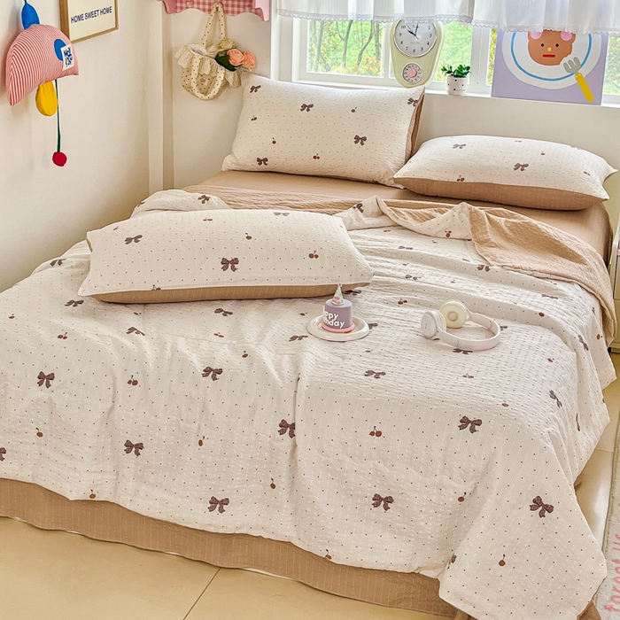 91家纺网 家纺一手货源 找家纺 利禾家纺 2026春夏新款泡芙纱简约夏被四件套夏凉被空调被 樱桃波点-简约