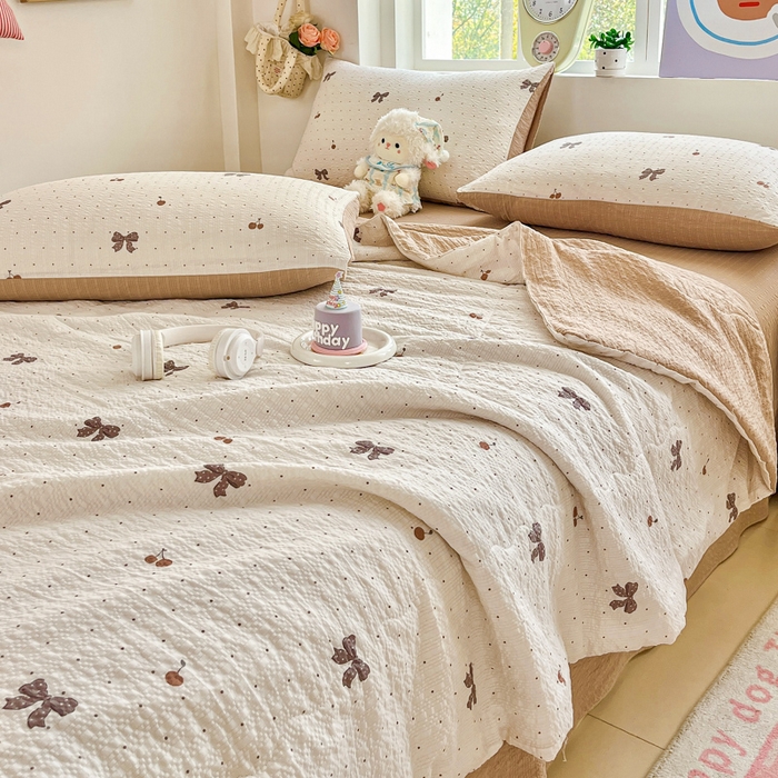 91家纺网 家纺一手货源 找家纺 利禾家纺 2026春夏新款泡芙纱简约夏被四件套夏凉被空调被 樱桃波点-简约