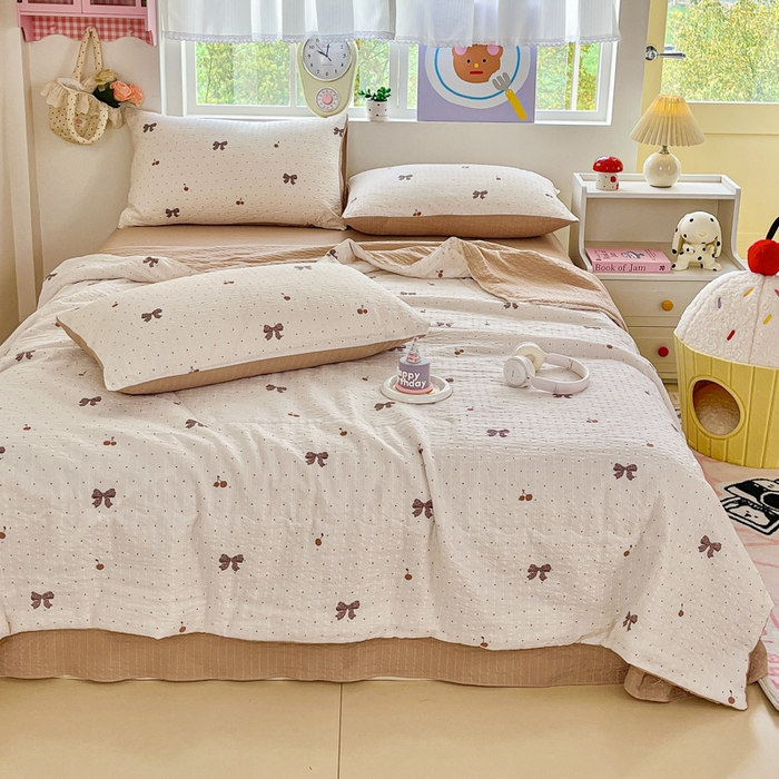 91家纺网 家纺一手货源 找家纺 利禾家纺 2026春夏新款泡芙纱简约夏被四件套夏凉被空调被 樱桃波点-简约