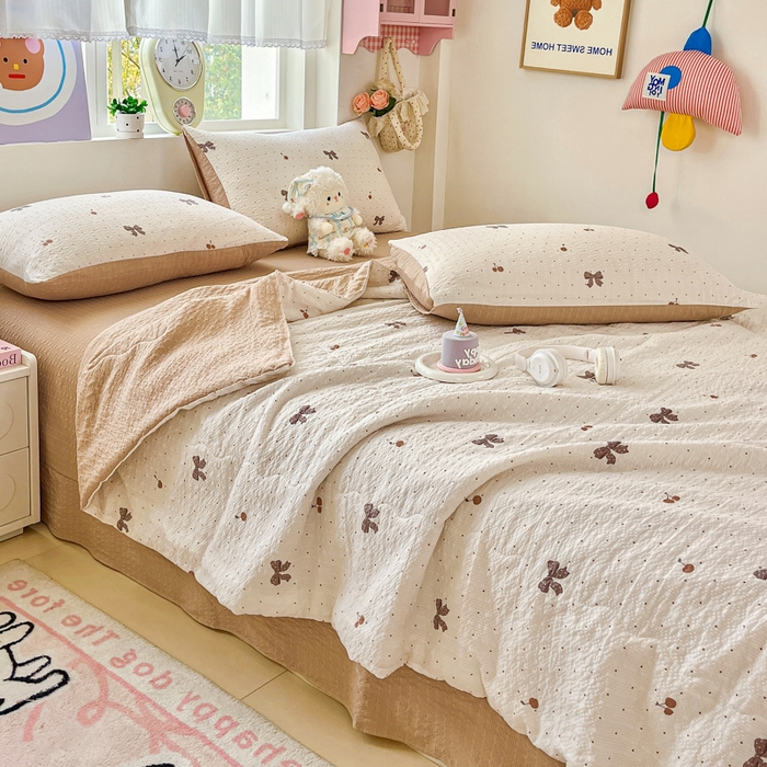 91家纺网 家纺一手货源 找家纺 利禾家纺 2026春夏新款泡芙纱简约夏被四件套夏凉被空调被 樱桃波点-简约