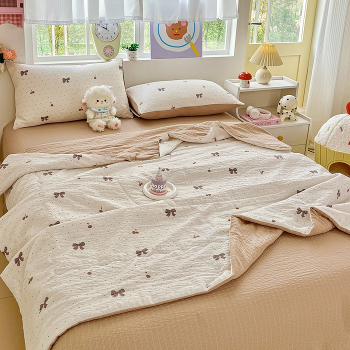 91家纺网 家纺一手货源 找家纺 利禾家纺 2026春夏新款泡芙纱简约夏被四件套夏凉被空调被 樱桃波点-简约