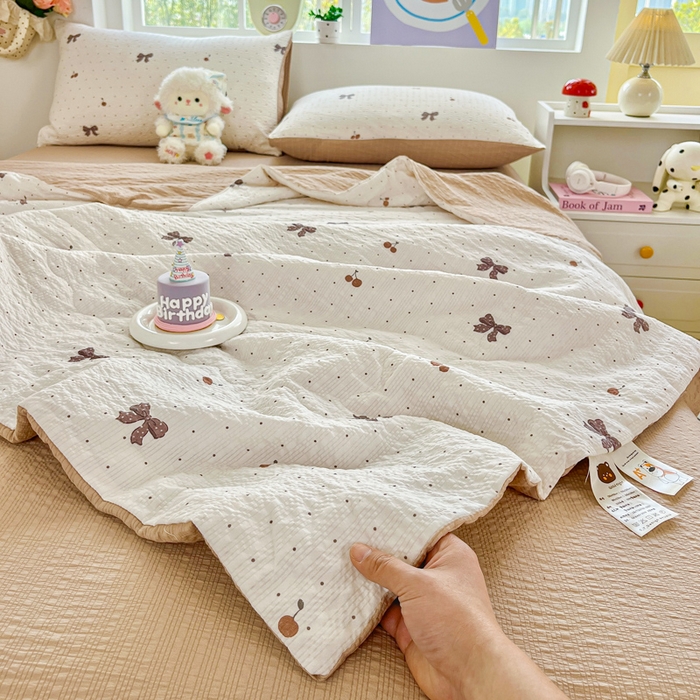 91家纺网 家纺一手货源 找家纺 利禾家纺 2026春夏新款泡芙纱简约夏被四件套夏凉被空调被 樱桃波点-简约