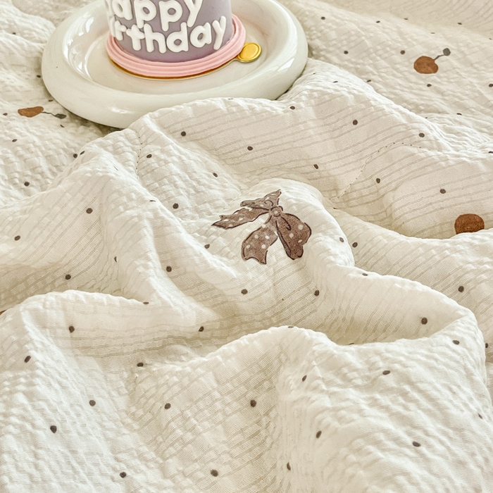 91家纺网 家纺一手货源 找家纺 利禾家纺 2026春夏新款泡芙纱简约夏被四件套夏凉被空调被 樱桃波点-简约