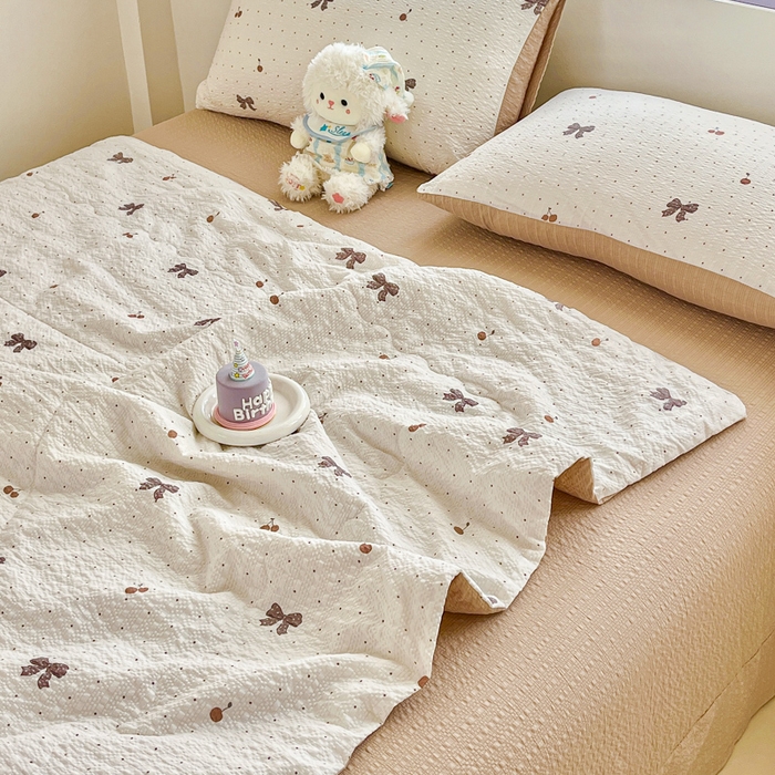 91家纺网 家纺一手货源 找家纺 利禾家纺 2026春夏新款泡芙纱简约夏被四件套夏凉被空调被 樱桃波点-简约