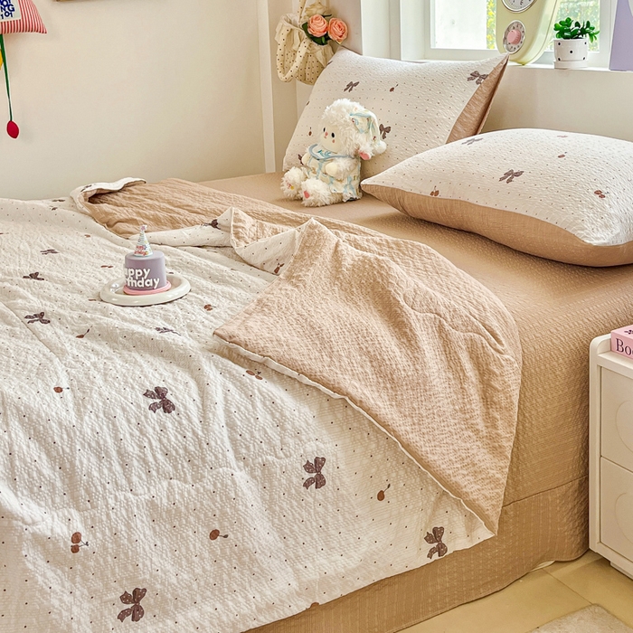 91家纺网 家纺一手货源 找家纺 利禾家纺 2026春夏新款泡芙纱简约夏被四件套夏凉被空调被 樱桃波点-简约