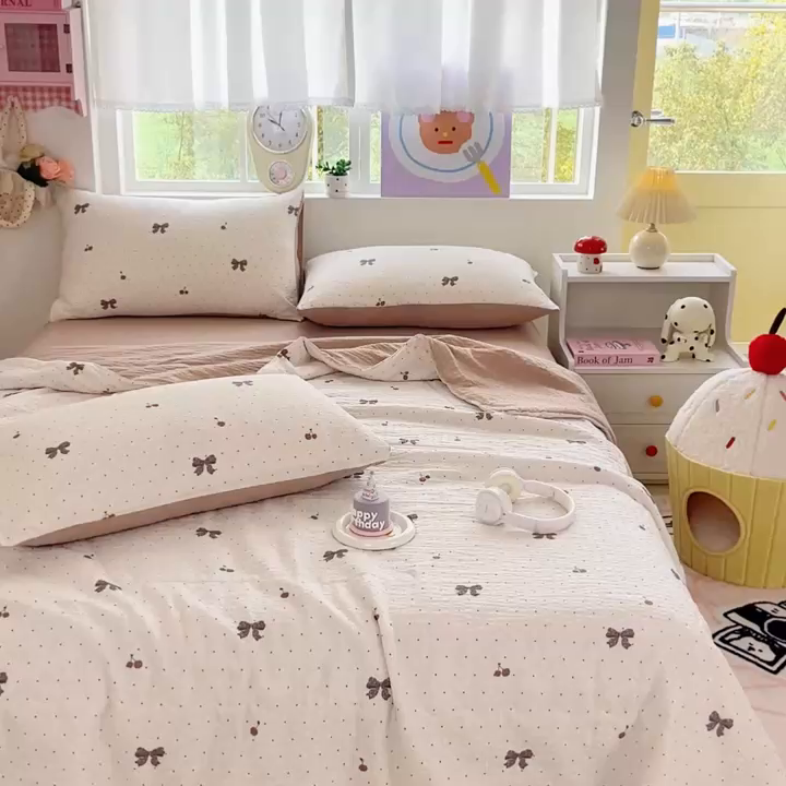 91家纺网 家纺一手货源 找家纺 利禾家纺 2026春夏新款泡芙纱简约夏被四件套夏凉被空调被 樱桃波点-简约