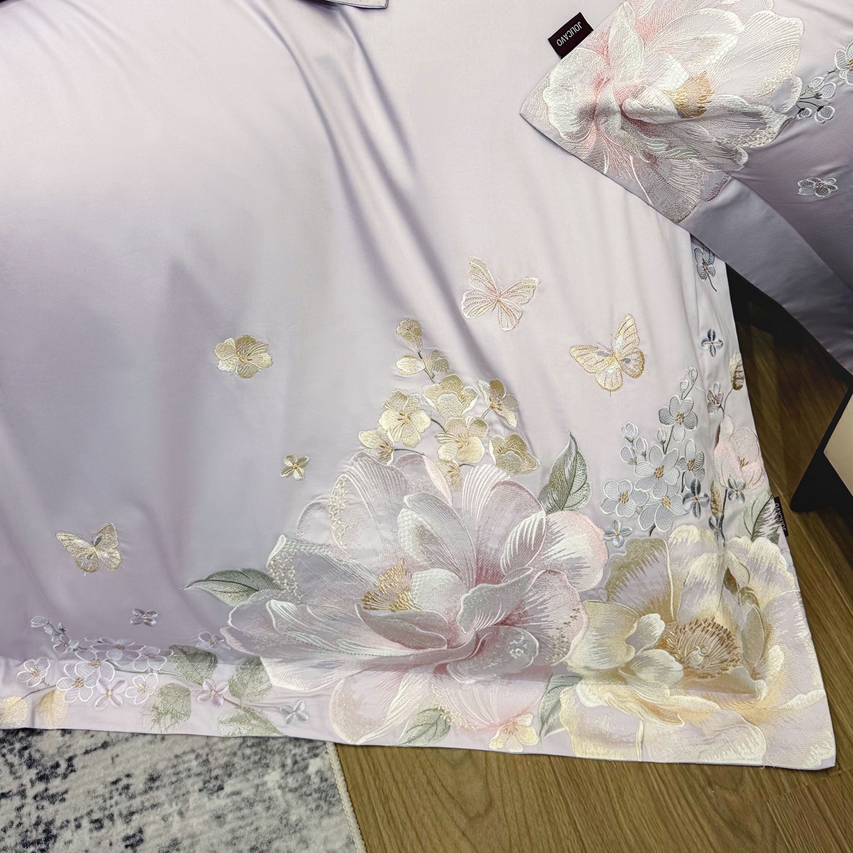 91家纺网 家纺一手货源 找家纺 2026新品高档轻奢风100支贡缎长绒棉纯棉四件套全棉重工刺绣被套床单床笠新品四季款床上用品 花影-黛紫