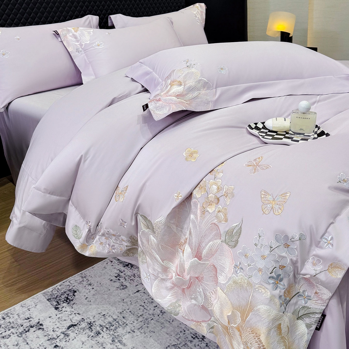 91家纺网 家纺一手货源 找家纺 2026新品高档轻奢风100支贡缎长绒棉纯棉四件套全棉重工刺绣被套床单床笠新品四季款床上用品 花影-黛紫