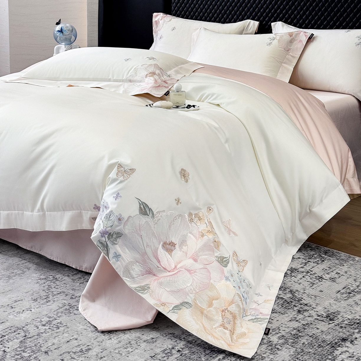 91家纺网 家纺一手货源 找家纺 2026新品高档轻奢风100支贡缎长绒棉纯棉四件套全棉重工刺绣被套床单床笠新品四季款床上用品 花影-白粉