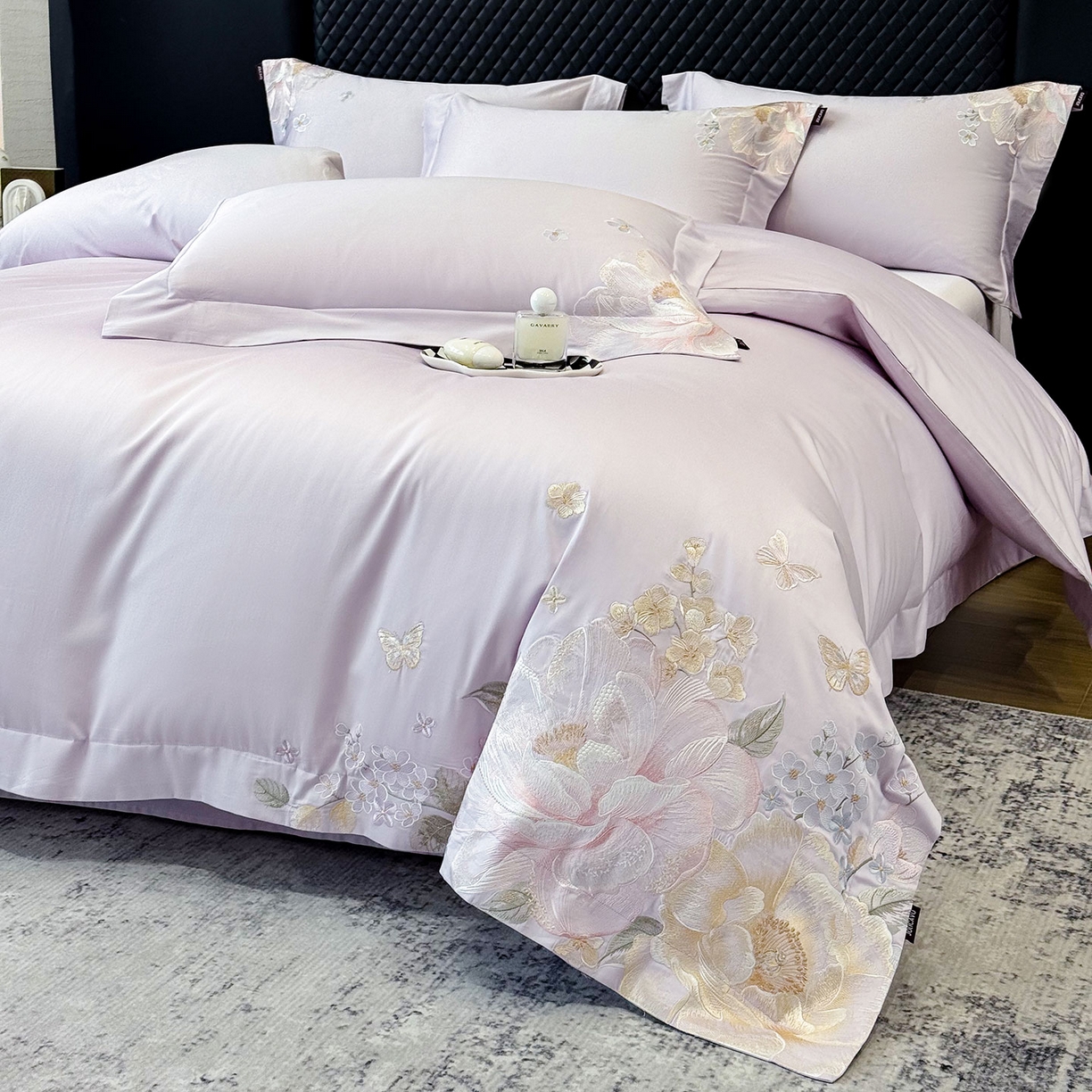 91家纺网 家纺一手货源 找家纺 2026新品高档轻奢风100支贡缎长绒棉纯棉四件套全棉重工刺绣被套床单床笠新品四季款床上用品 花影-黛紫