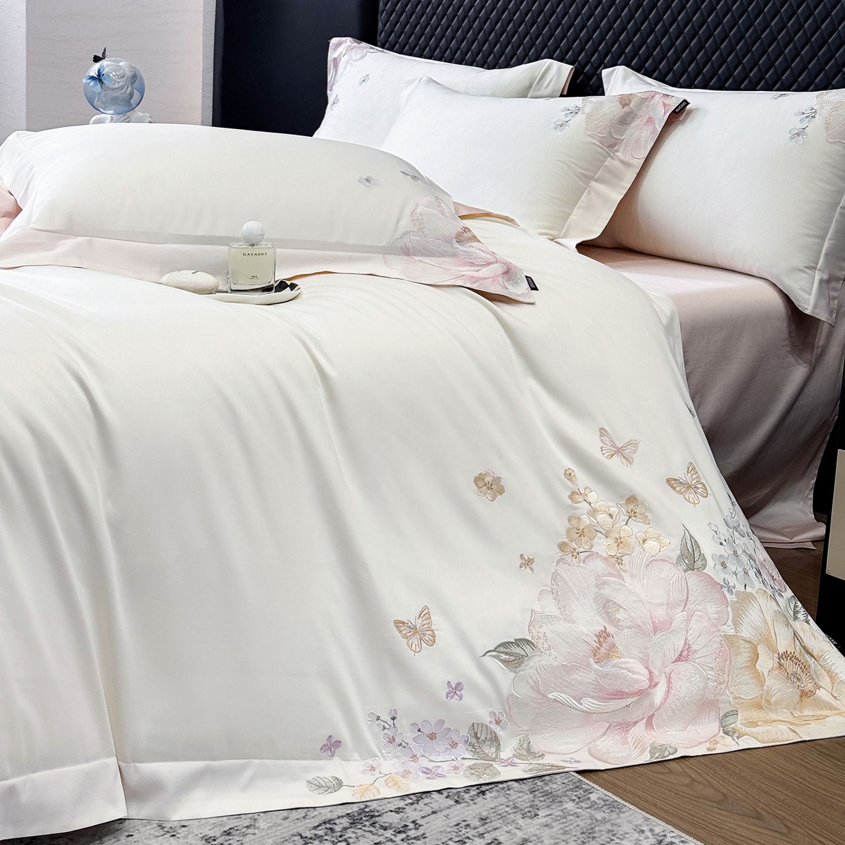 91家纺网 家纺一手货源 找家纺 2026新品高档轻奢风100支贡缎长绒棉纯棉四件套全棉重工刺绣被套床单床笠新品四季款床上用品 花影-白粉