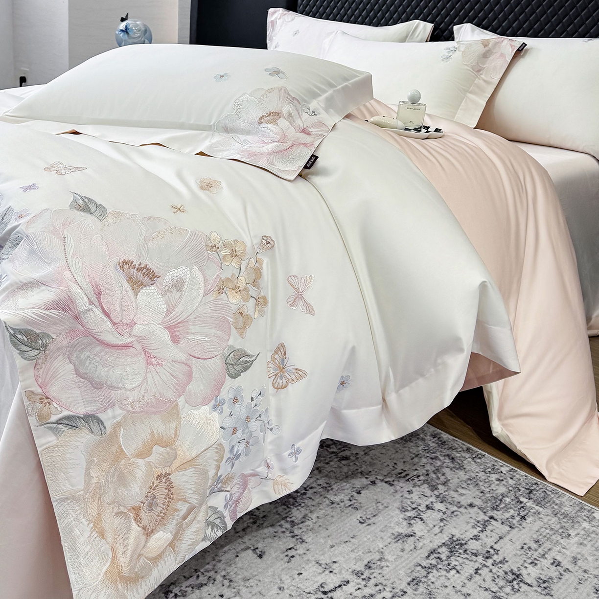 91家纺网 家纺一手货源 找家纺 2026新品高档轻奢风100支贡缎长绒棉纯棉四件套全棉重工刺绣被套床单床笠新品四季款床上用品 花影-白粉