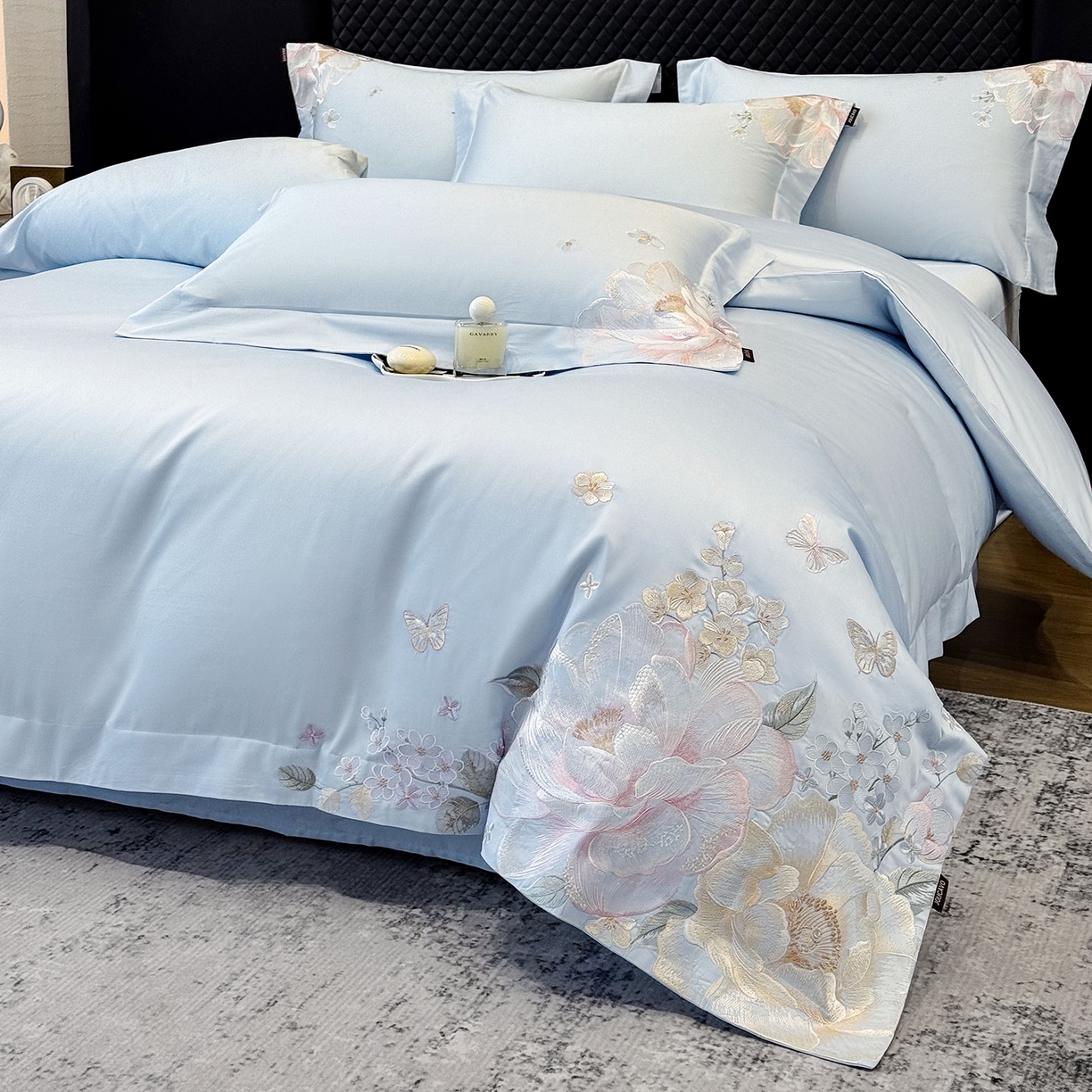 91家纺网 家纺一手货源 找家纺 2026新品高档轻奢风100支贡缎长绒棉纯棉四件套全棉重工刺绣被套床单床笠新品四季款床上用品 花影-慕蓝