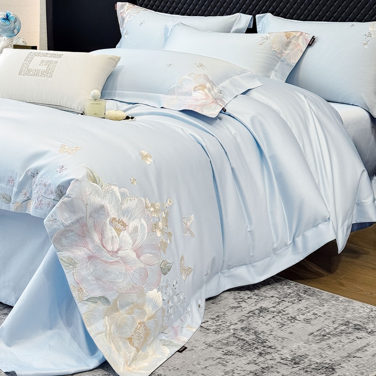 91家纺网 家纺一手货源 找家纺 2026新品高档轻奢风100支贡缎长绒棉纯棉四件套全棉重工刺绣被套床单床笠新品四季款床上用品 花影-慕蓝