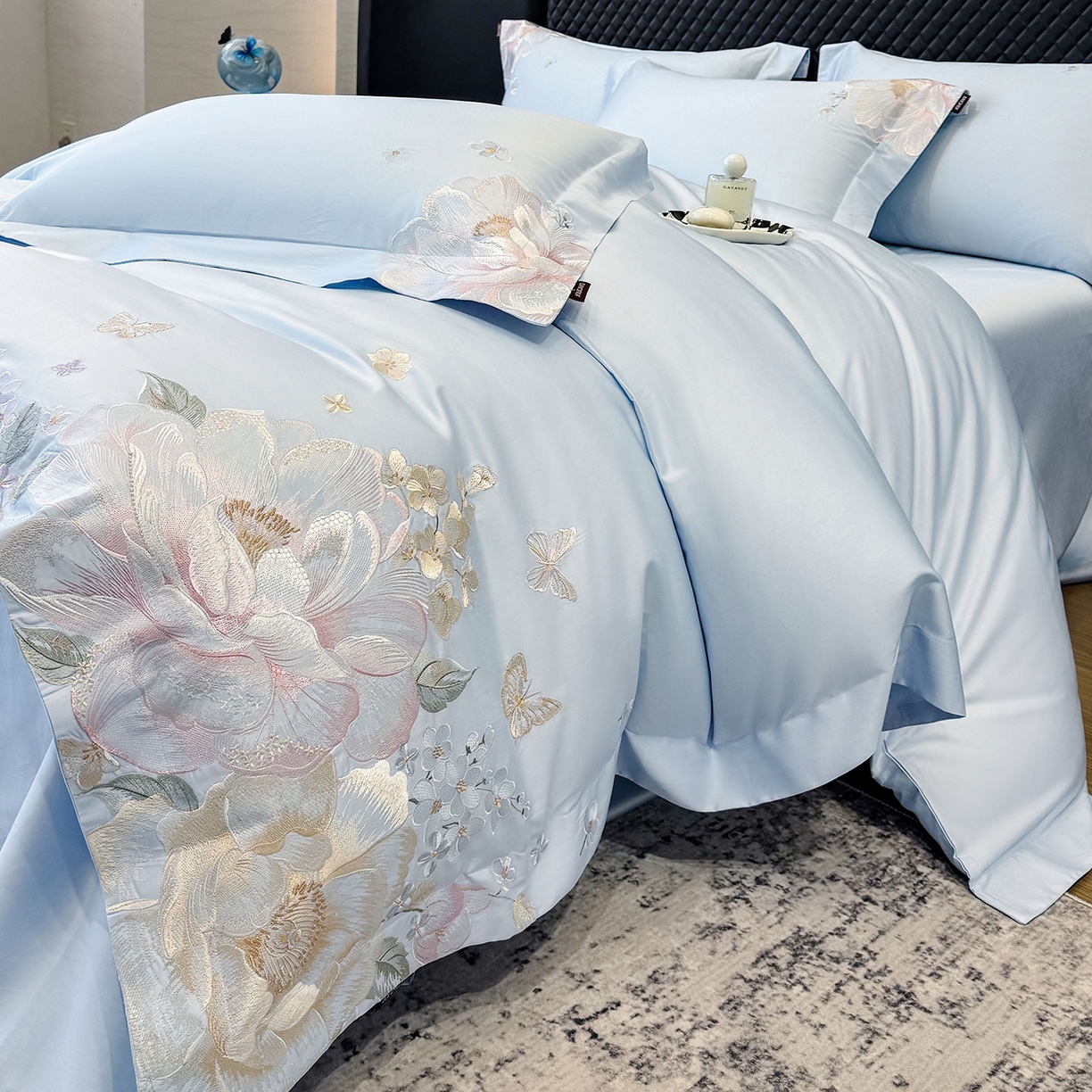 91家纺网 家纺一手货源 找家纺 2026新品高档轻奢风100支贡缎长绒棉纯棉四件套全棉重工刺绣被套床单床笠新品四季款床上用品 花影-慕蓝