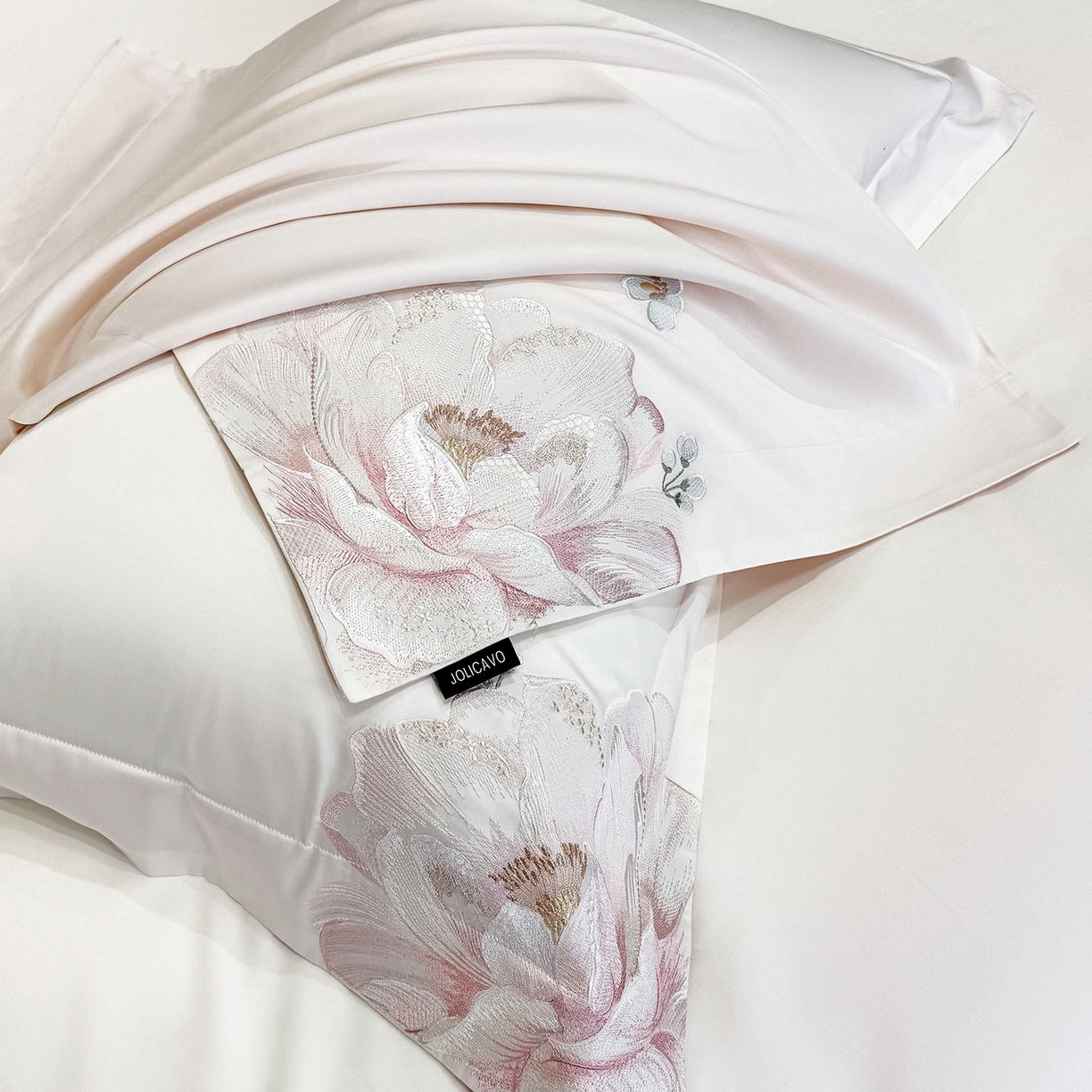 91家纺网 家纺一手货源 找家纺 2026新品高档轻奢风100支贡缎长绒棉纯棉四件套全棉重工刺绣被套床单床笠新品四季款床上用品 花影-白粉