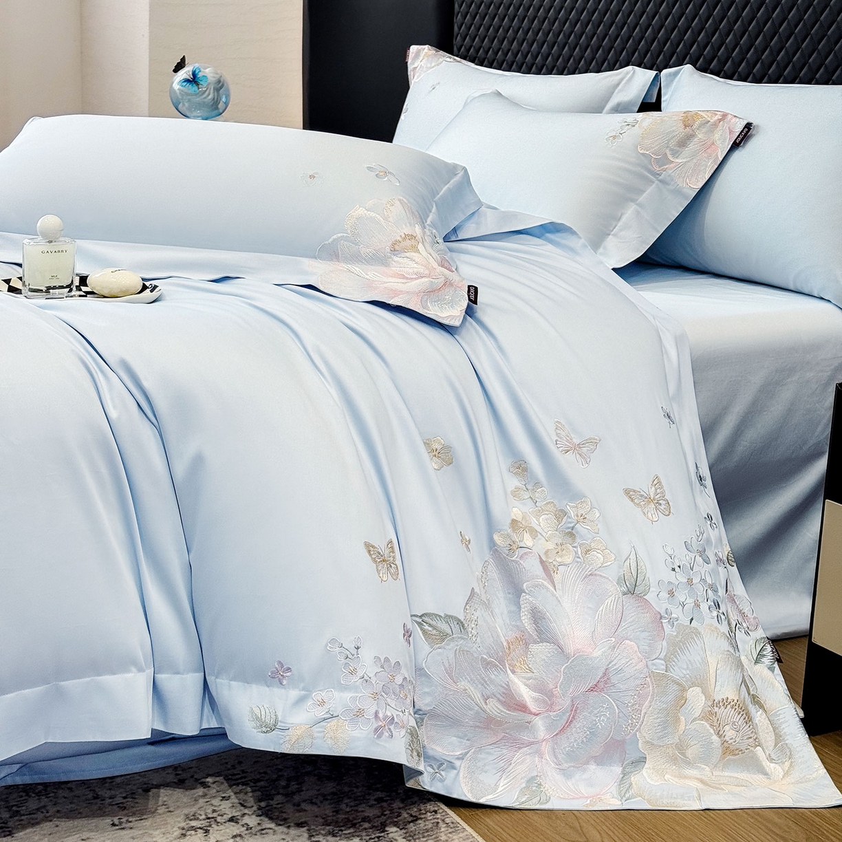 91家纺网 家纺一手货源 找家纺 2026新品高档轻奢风100支贡缎长绒棉纯棉四件套全棉重工刺绣被套床单床笠新品四季款床上用品 花影-慕蓝