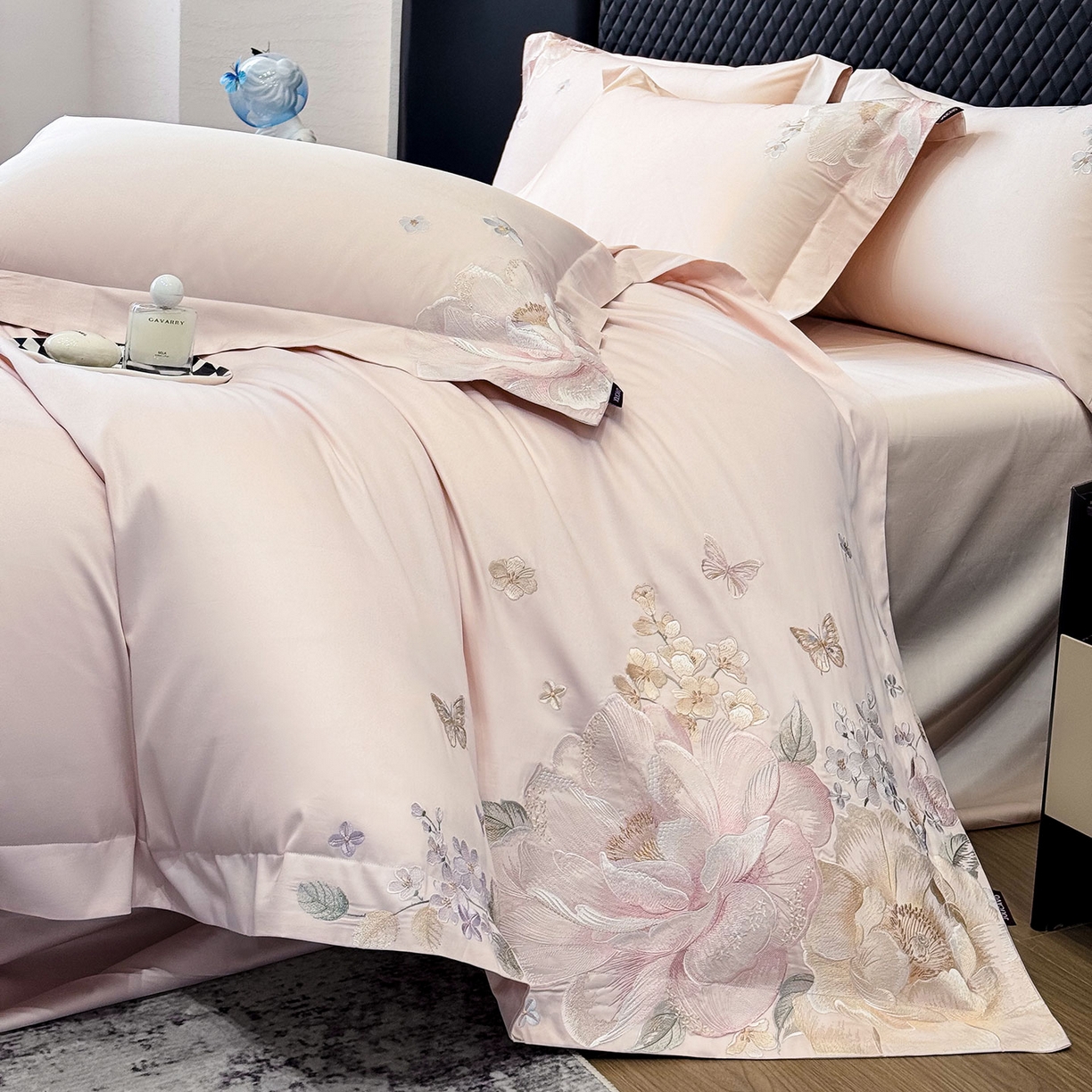 91家纺网 家纺一手货源 找家纺 2026新品高档轻奢风100支贡缎长绒棉纯棉四件套全棉重工刺绣被套床单床笠新品四季款床上用品 花影-颜粉